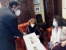 Marco Pizzo mostra a Daniela Donghia e Noemi Grimaldi il prezioso album che ricorda il 1861