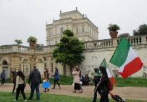 Al giardino sotto la Villa Algardi bella immagine della ing. Elena D’Effremo con bandiera