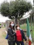 Manuela Franci con la mamma Giovanna De Luca…  sotto il leccio ultracentenario