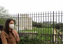 Di fronte a Villa dell’Algardi, che si chiamava Villa del Bel Respiro, la ventenne Martina Caponi sta pensando