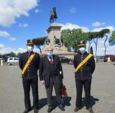 Enrico Luciani non riesce a non salutare i suoi amici artiglieri della caserma di Artiglieria di Bracciano
