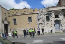 Sulla strada di ritorno (per Villino Corsini) osserviamo la fila al Grande Oriente, oggi visitabile con il FAI