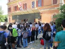 c’è sempre tanta partecipazione, sono quasi le 12, fa caldo... bravi