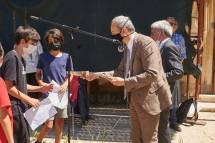 il prof. Antonio Bultrini dell’Univ. di Firenze, nostro autorevole socio, premia i ragazzi