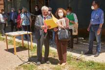 si premia l’I.C. Via Fabiola: riceve il dono la prof. Fanny Greco, sempre giovane ma Preside da una vita…
