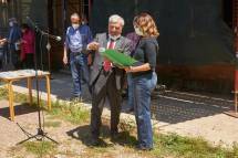 si premia l’IC Oriani-plesso Manzoni: riceve il dono la prof. A. Leonarda Notarangelo