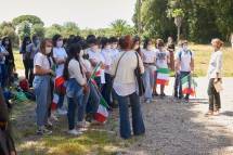 le proff- Federica Castracane e Silvana Focosi pronte a lanciare il canto di Mameli integrale … Brave!