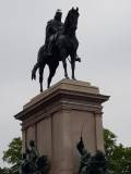Garibaldi col gabbiano in testa che forse si diverte a vedere il cantiere ancora aperto per il restauro...