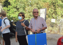 Massimo Capoccetti, insieme a Giovanna De Luca, attende l’arrivo della IV C