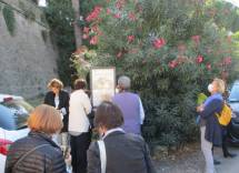 Al pannello che racconta Porta San Pancrazio, da pochissimo restaurato dopo i danneggiamenti…