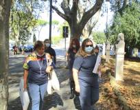 Anche Giovanna De Luca e Chiara Falaschi sulla strada del ritorno: alle spalle il busto di Ugo Bassi
