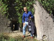 Il signor Umberto, al posto della moglie..., verifica lui i luoghi, dalle feritoie dell’ottavo bastione