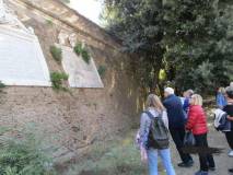 Il gruppo arriva alle lapidi affiancata