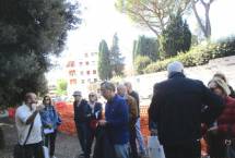 Roberto Calabria spiega e legge la lapide apposta dai “papalini” e poi quella degli “italiani” dopo Porta Pia