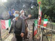 Giacomo Bucolo e Giovanna De Luca visitano attentamente i luoghi del ricordo, curati dalla Sovrintendenza