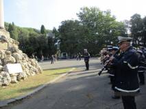 La Banda esegue l’inno d’Italia e l’inno di Garibaldi davanti alla colonna commemorativa