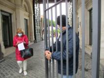 La professoressa Anna Maria Coviello esce dal Museo, il custode Beniamino apre all’esterno