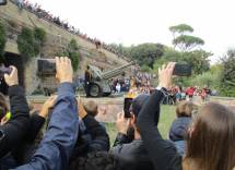 Al cannone tantissime persone, difficile trovar posto. Ma del resto è domenica!