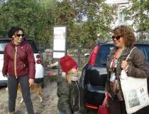 Daniela Donghia è pronta alla guida, attende di fronte al nostro pannello VILLA PAMPHILJ
