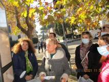 Cognatti legge il cartello la difesa di “Villa Spada” tenuta dai Bersaglieri lombardi di Luciano Manara