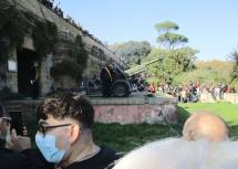 I due gruppi, che si sono riuniti al Fontanone, arrivano al cannone. La visita sui luoghi termina