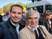 Il consigliere Pietrangelo Massaro si vuole congratulare con Enrico Luciani, fanno un selfie