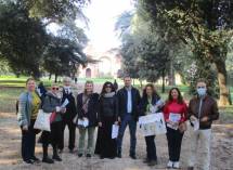 Primo gruppo da sinistra: Mariana,  Isabella Cognatti, Enrico Luciani, Francesca Severi, Stella Squillace, Pietrangelo Massaro, Noemi Grimaldi, Flavia Balestrieri, Fabio Bomarsi alle spalle l’Arco dei Quattro Venti