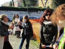 All’ingresso di Villa Sciarra, dopo aver letto le lapidi affiancate, si incontra Anna Laura Bussa degli amici di Villa Sciarra