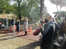 La vice presidente Alessandra Sermoneta avvia la cerimonia: a destra il cerimoniale del Sindaco di Roma