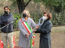 L’Assessora Sabrina Alfonsi tra Stefano Marin e la vice presidente Sermoneta che riceve le chiavi del Giardino