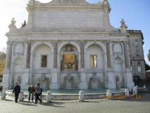 Si passa davanti al Fontanone