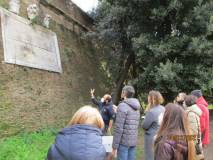 Si commentano le lapidi: quella dei papalini a favore dei francesi e quella dei romani dopo la presa di Roma nel 1870
