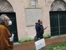 La targa che ricorda il dono di Villa Sciarra fatto al popolo di Roma