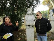 Orgogliosi e commossi Laura Montecchi col figlio Ivan Bellucci davanti al busto del loro illustre antenato Mattia Montecchi, Ministro della Repubblica Romana