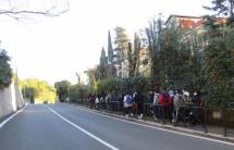 Il gruppo cammina sulla strada e fiancheggia la Villa Pamphili