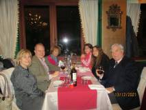 A tavola per i festeggiamenti di Francesco il 14 dicembre, di Federica il 17, di Caterina il 22. Sulla sinistra al centro Francesco tra la moglie Francesca Nassi e la mamma Cecilia Di Bartolomeo. A destra nonno Enrico con Caterina e Federica