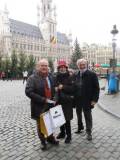 Francesco Luciani con papà e mamma alla Grand Place di Bruxelles- saranno intervistati dal TG3 per il Covid