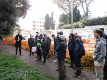 Salvatore Simone spiega; accanto a lui Giacomo Bucolo con i ragazzi davvero attenti. Bravi!
