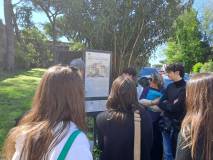 Si legge il contenuto del pannello posto nei pressi di Porta San Pancrazio