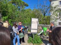 La classe e la professoressa Fabiana Francescangelo ascoltano l'esposizione di Giacomo Bucolo all'ingresso di Villa Pamphilj