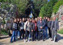 Gruppo con alunni, la professoressa Fabiana Francescangelo, Giacomo Bucolo e Massimo Capoccetti in posa per la foto di rito