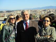 Davanti al panorama di ROMA, Enrico Luciani tra le prof.sse Gaetana Maria Mainenti (a sinistra) e Giuliana Iaquinta