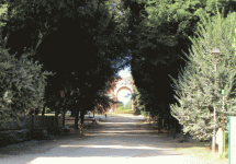 Il viale dei gloriosi combattimenti del 3 giugno 1849 e sullo sfondo l’Arco Quattro Venti ricostruito sui ruderi di Villa Corsini distrutta