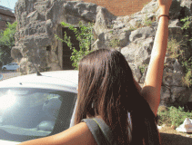 una ragazza, entusiasta, vede per prima la palla di cannone (palla piena)