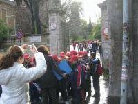 CIMG3872 la scuola Alpi esce da Villa Sciarra_small