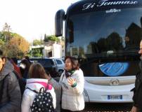 La prof.ssa Doretta Merolla scende dal pullman e organizza i gruppi