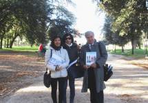 Sul viale dei combattimenti la prof. Doretta Merolla con la educatrice Maria Diano ed Enrico Luciani
