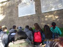 Le lapidi affiancate a Villa Sciarra