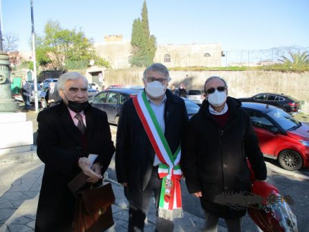 Enrico Luciani e Massimo Capoccetti salutano l’assessore Miguel Gotor (al centro) e donano immagini e opuscoli sulla Repubblica Romana del 1849