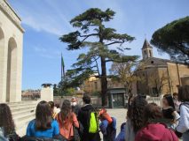 Sui piedistalli il ricordo delle battaglie più significative, sullo sfondo la Chiesa di San Pietro in Montorio